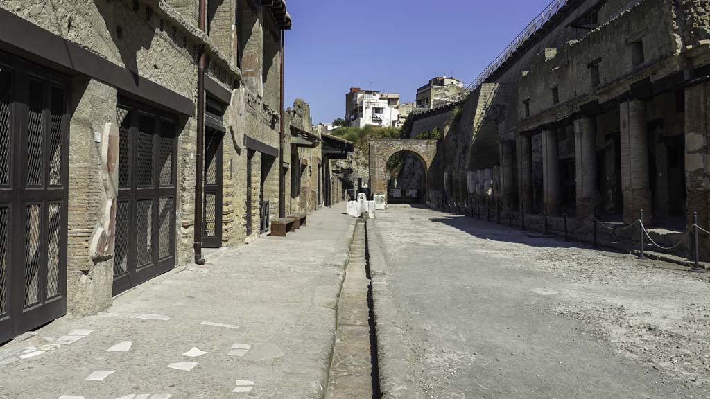V.15 Herculaneum, August 2021.
Looking west on Decumanus Maximus, with open entrance doorway, on left. Photo courtesy of Robert Hanson.